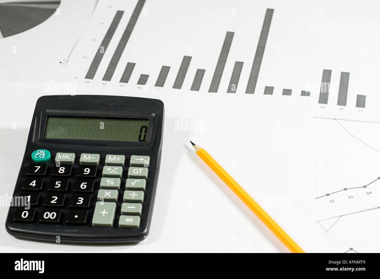 Calcoli, calcoli e economia su carta. calcolatrice e grafici su un tavolo  di legno Foto stock - Alamy