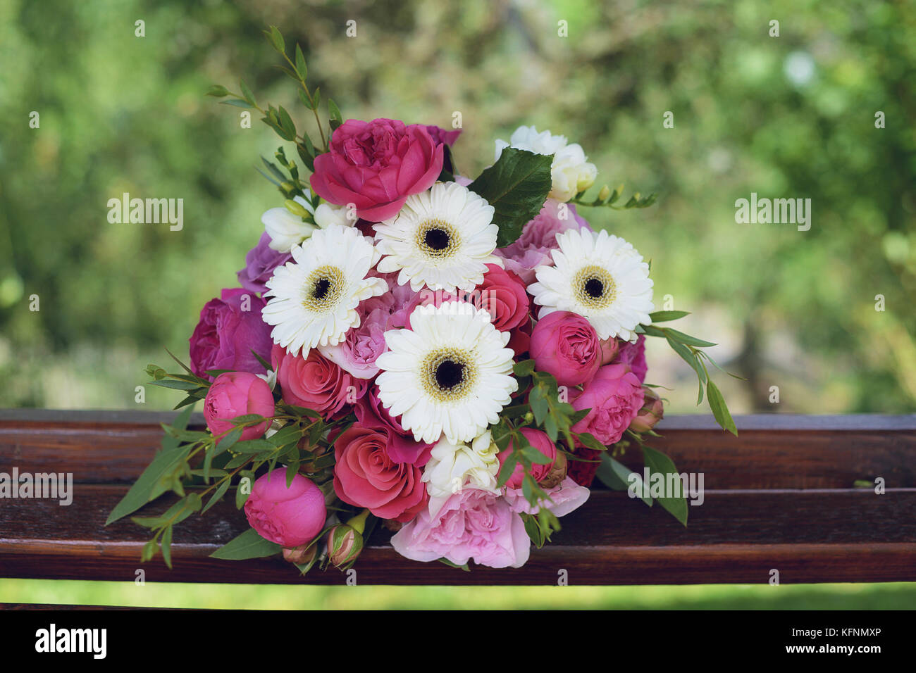 Gerbera, le peonie e le rose rosa in un grande matrimonio disposizione nuziale, con sfondo sfocato Foto Stock