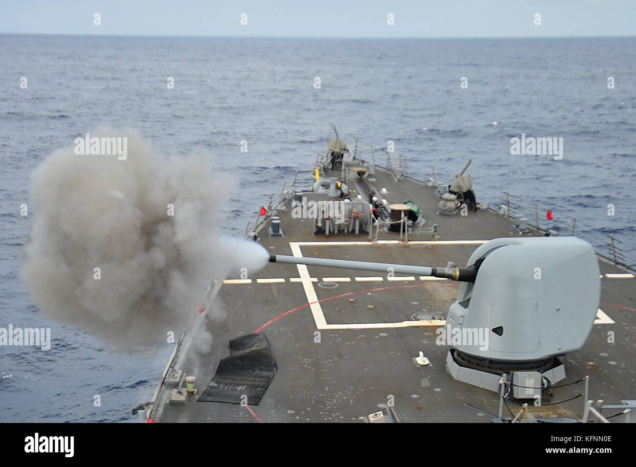 Il Arleigh Burke-class guidato-missile destroyer USS Porter (DDG 78) incendi il suo marchio 45 5 pollici gun Foto Stock