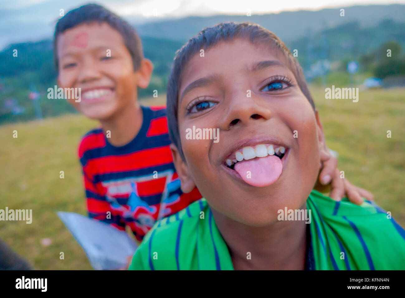 Nagarkot, Nepal ottobre 11, 2017: ravvicinata di un gruppo non identificato di giocoso i bambini a giocare e divertirti con i loro amici, un ragazzo è bloccata fuori la lingua in nagarkot village, regione centrale, Nepal Foto Stock