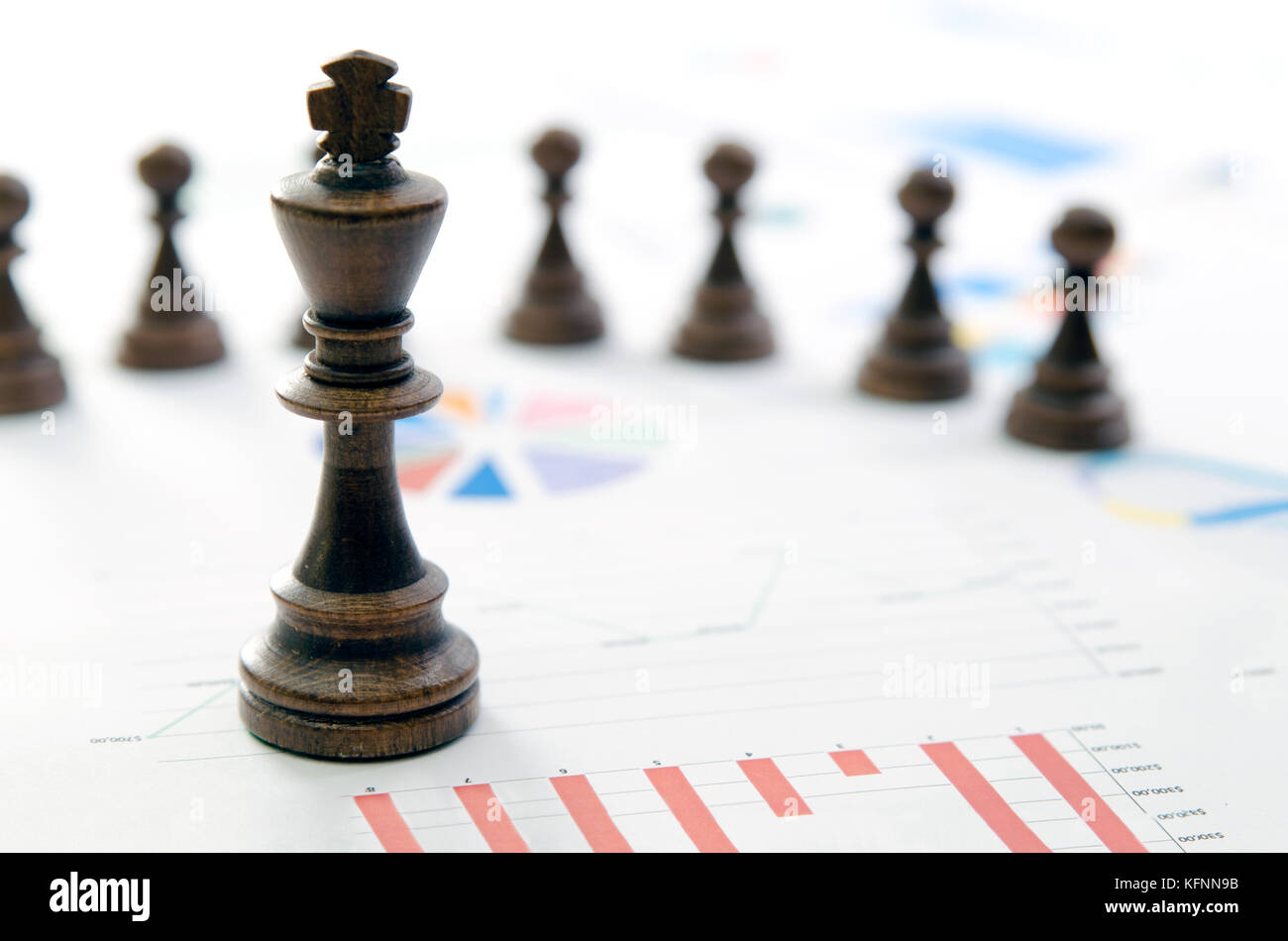 Scacchi business team leader. strategia finanziaria con la gestione dei documenti sulla scrivania del concetto. Foto Stock