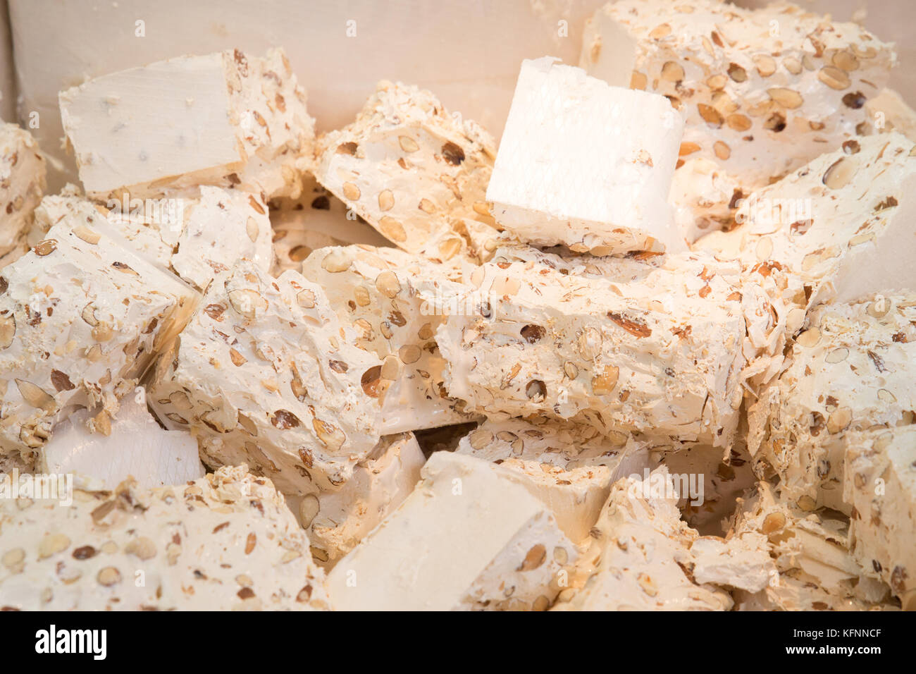 Italiano tradizionale torrone di mandorle candy chiamato torrone Foto Stock