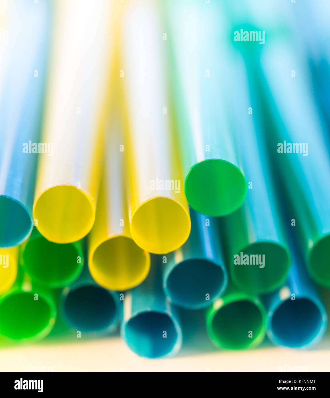 Macro estreme di bere cannucce tubi, giallo blu e verde Foto Stock