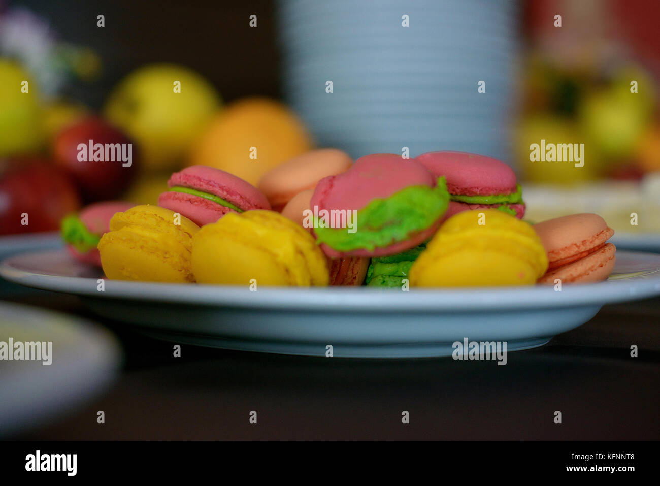 Colorata e gustosa macarons francese su una piastra bianca a un bar dessert Foto Stock