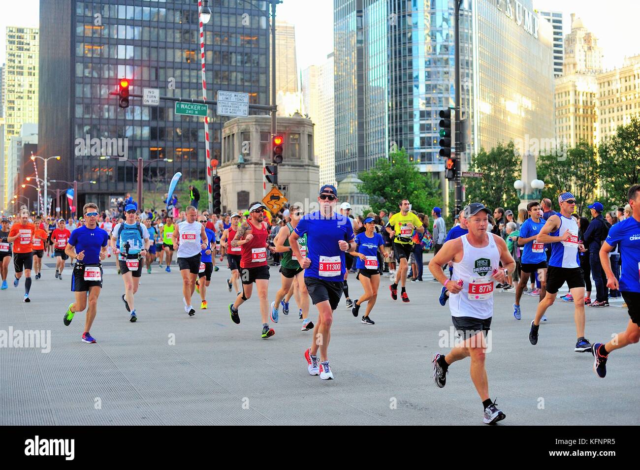 Un mare di corridori hanno attraversato lo Stato Street Bridge al quarantesimo anniversario in esecuzione del 2017 Maratona di Chicago. Foto Stock