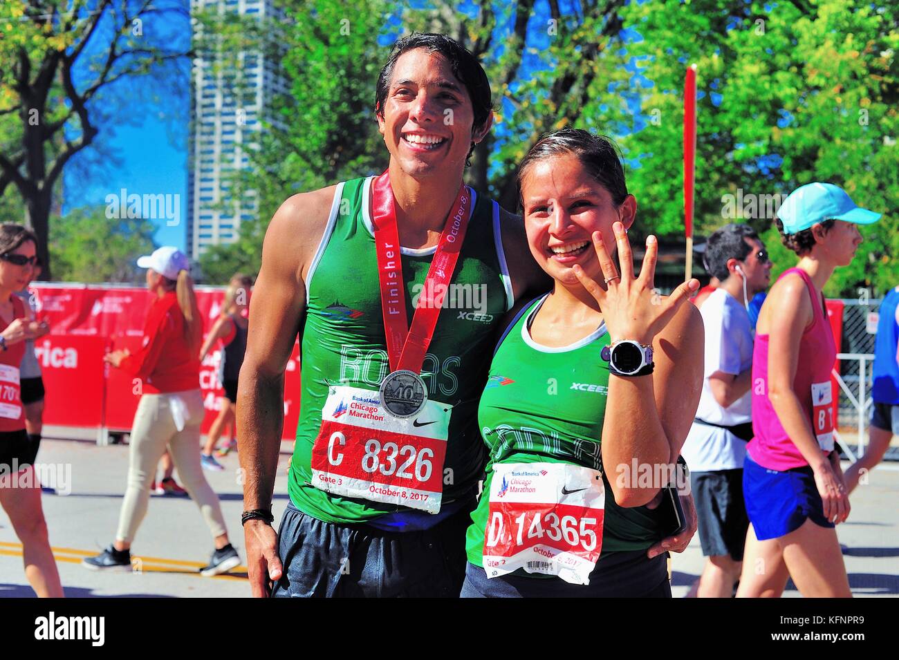 Runner mostra il suo anello di fidanzamento che ha ricevuto puntone la coppia aveva attraversato la Maratona di Chicago traguardo. Chicago, Illinois, Stati Uniti d'America. Foto Stock