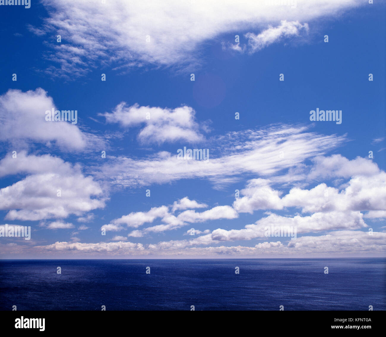 Skyscape oltre il canale in lingua inglese Foto Stock
