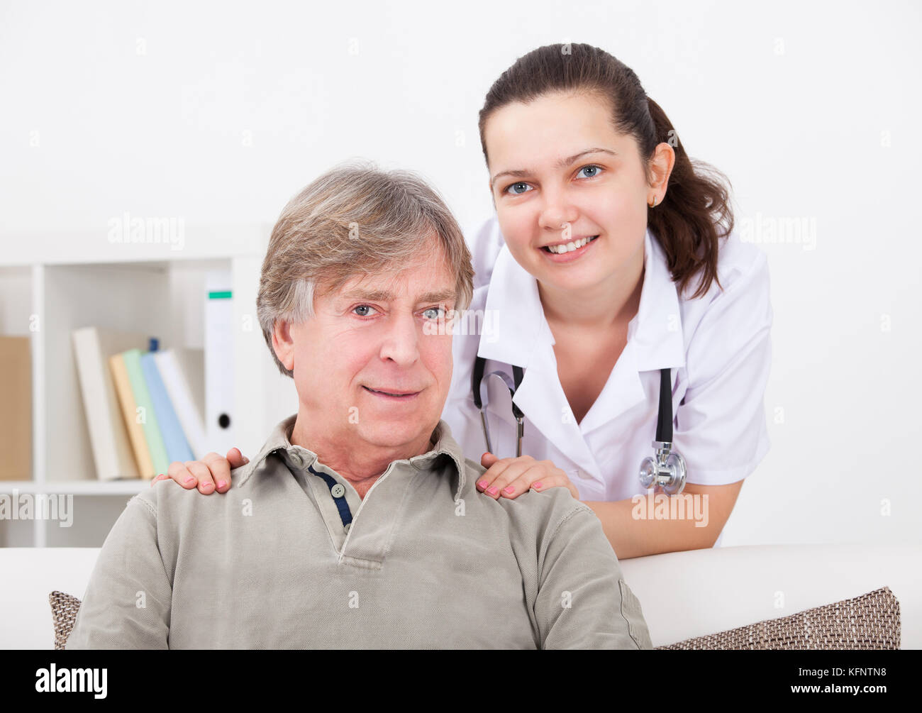 Ritratto di felice medico donna con paziente maturo Foto Stock