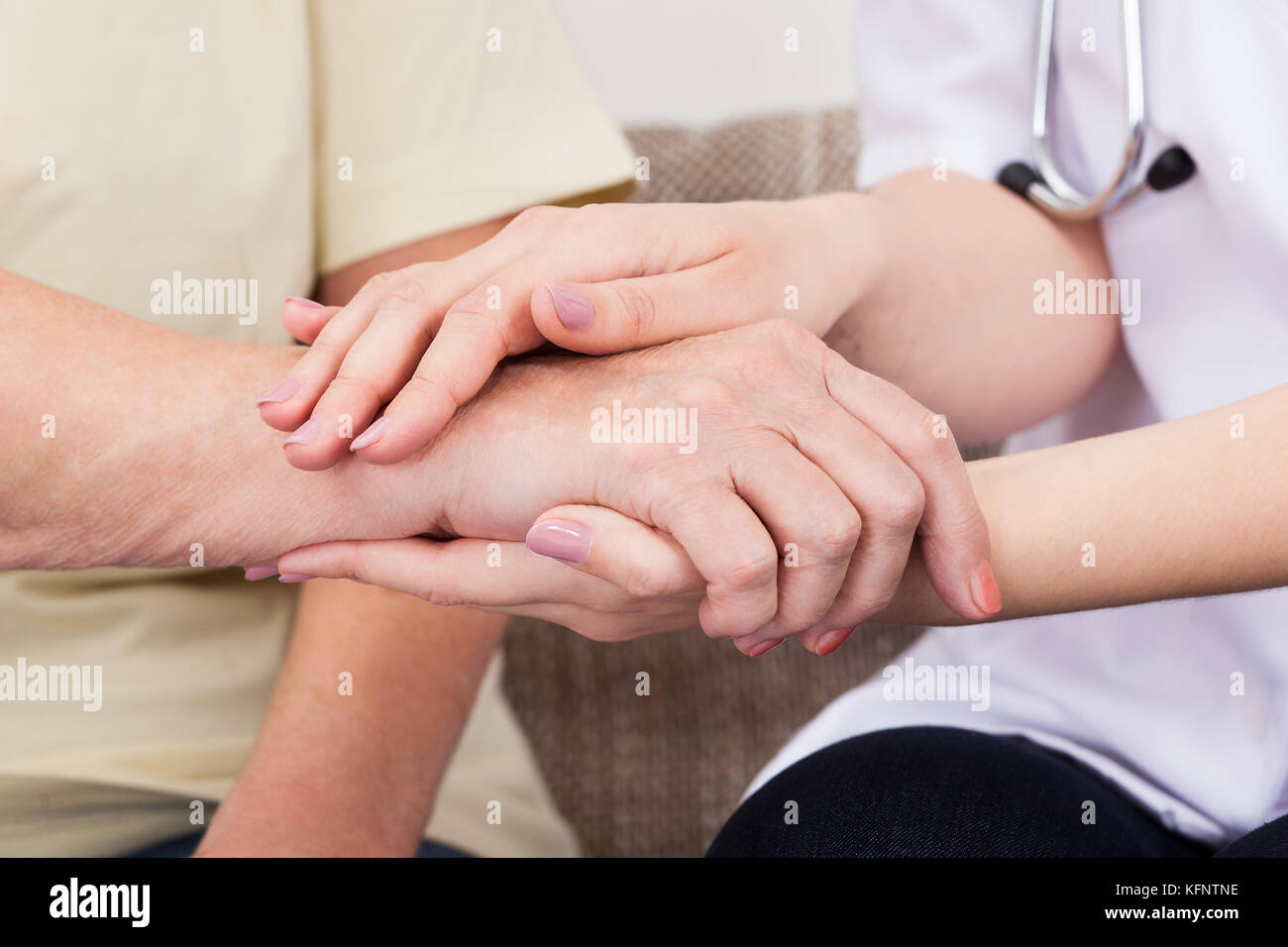 Close-up di medico tenendo la mano del paziente Foto Stock