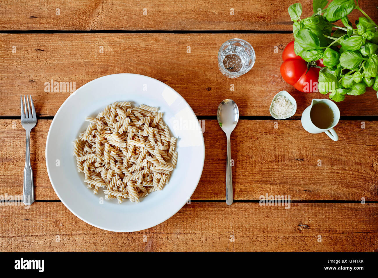 Ristorante pasta sulla piastra e decorazione fresca Foto Stock