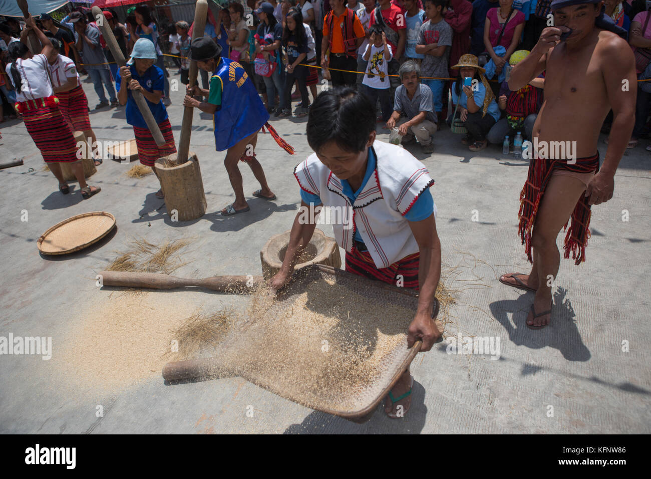 Imbayah è un festival culturale che celebra le antiche tradizioni delle tribù indigene Ifugao di Banaue, Filippine. Foto Stock