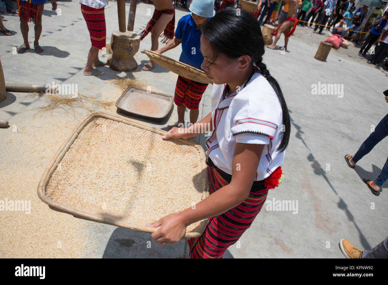 Imbayah è un festival culturale che celebra le antiche tradizioni delle tribù indigene Ifugao di Banaue, Filippine. Foto Stock