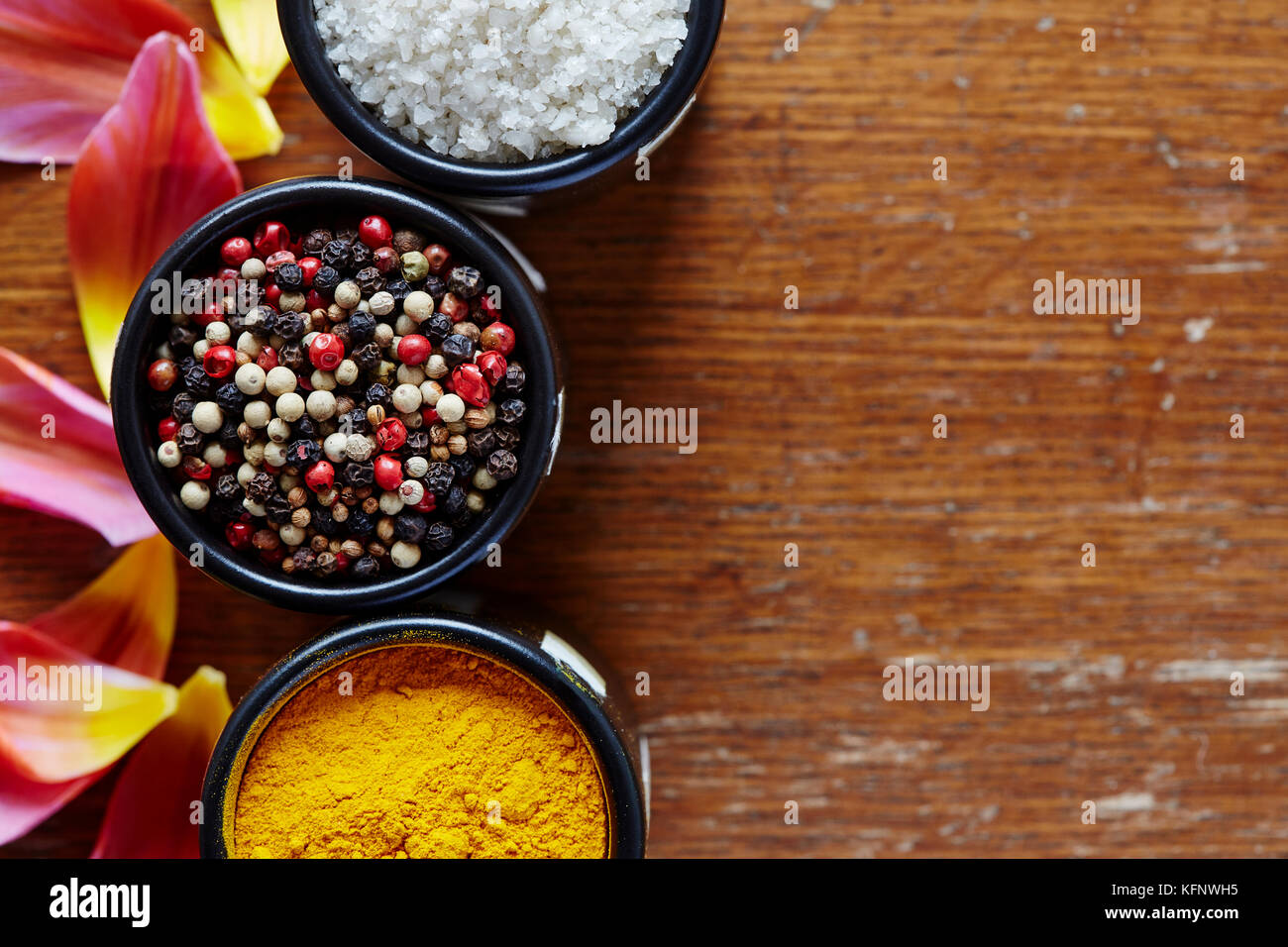 Varietà di spezie in cucina colorata atmosfera Foto Stock