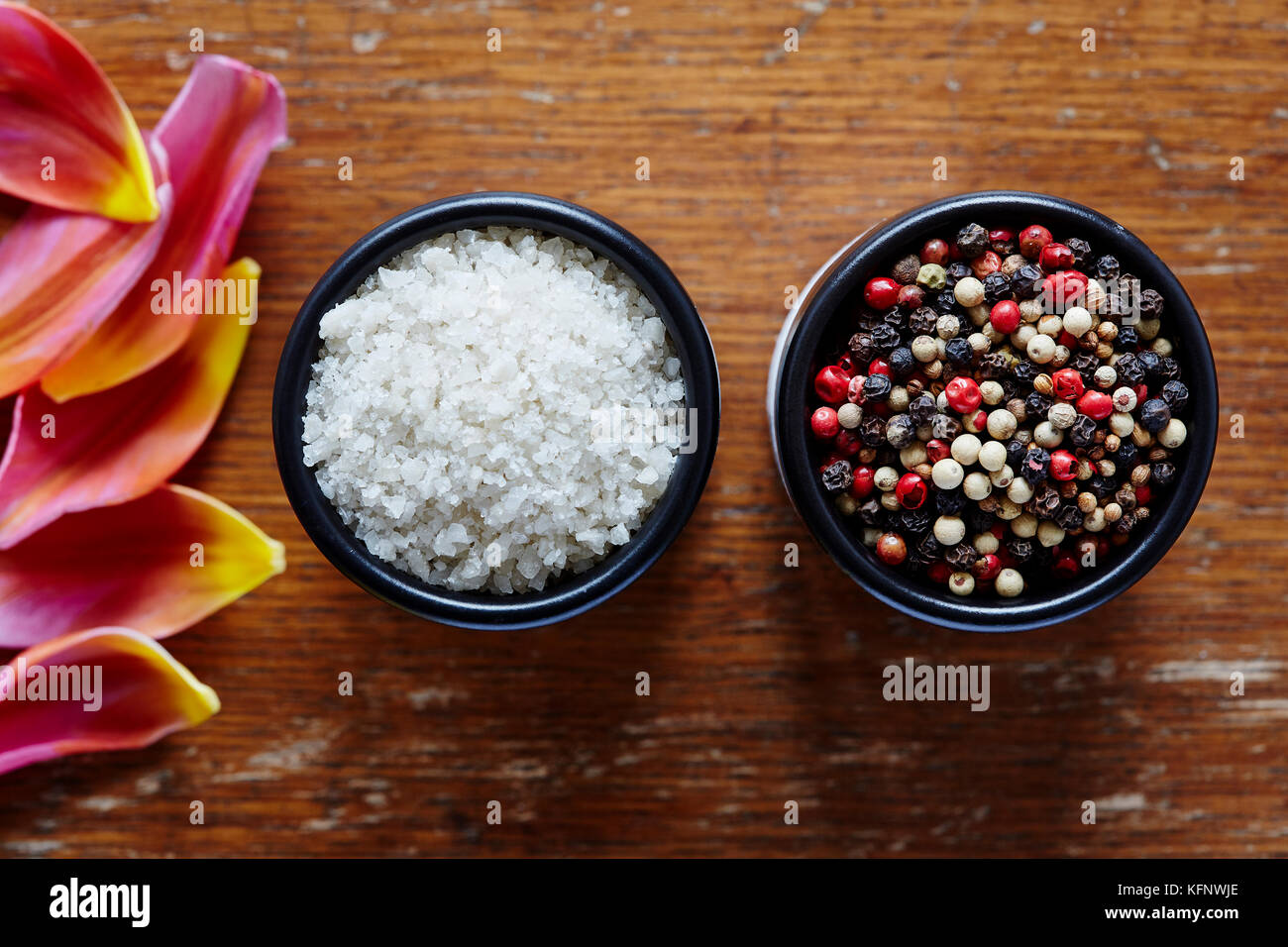Il sale e il pepe nel recipiente di cucina asiatica Foto Stock