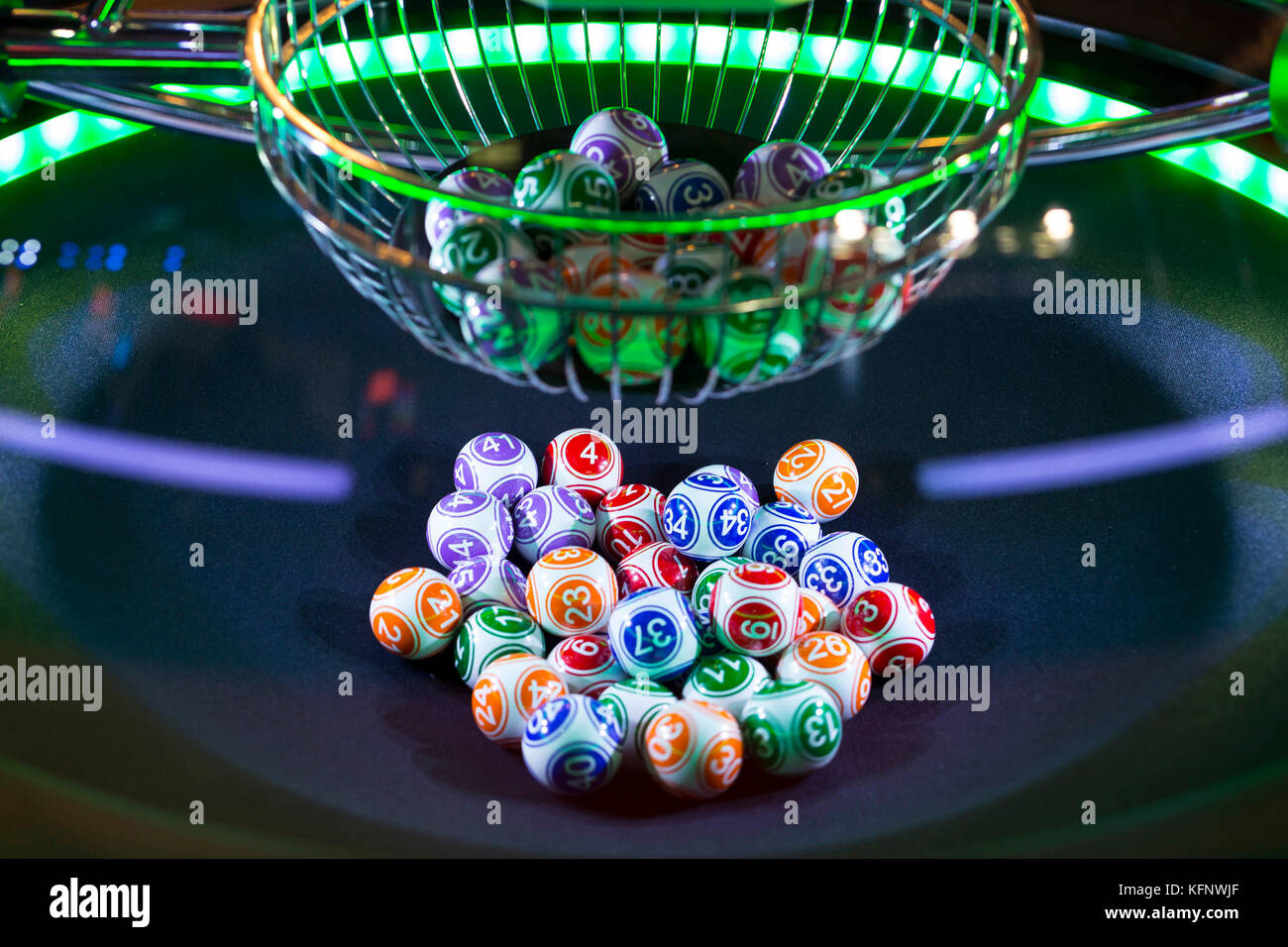 Lotteria colorate le palline in un bingo rotante della macchina. Foto Stock