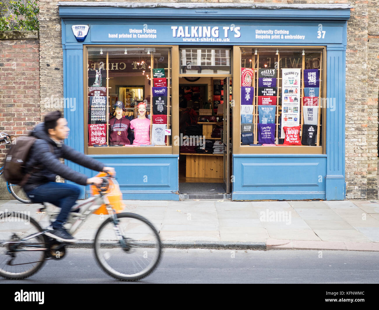 Parlando della T T Shirt Shop nel centro storico di Cambridge Regno Unito Foto Stock