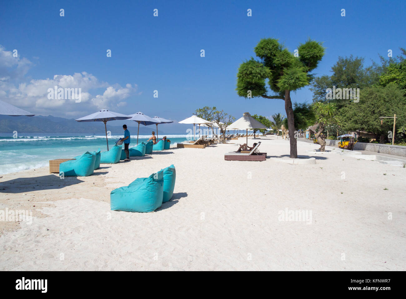 Sedie a sdraio e ombrelloni sulla spiaggia di sabbia bianca, Gili Trawangan, Indonesia Foto Stock