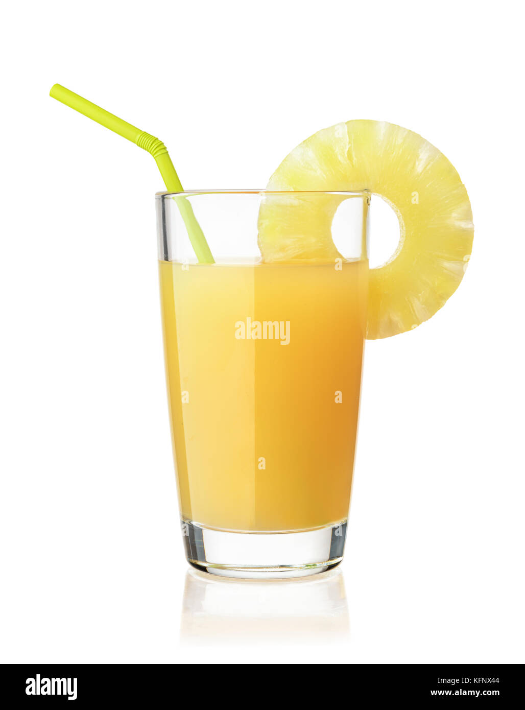 Vista frontale del succo di ananas vetro isolato su bianco Foto Stock