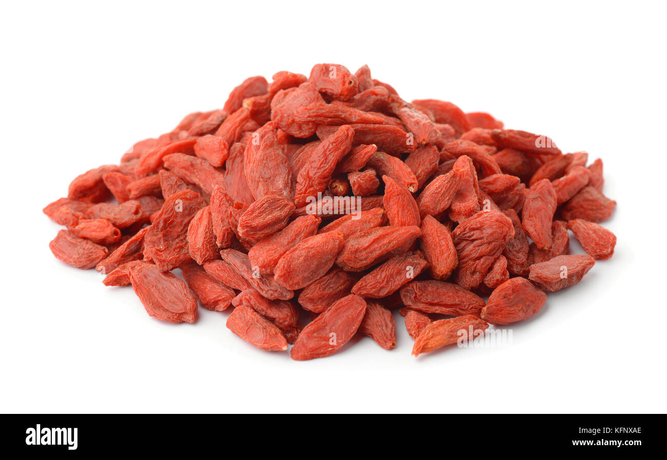 Pila di essiccati goji bacche isolato su bianco Foto Stock