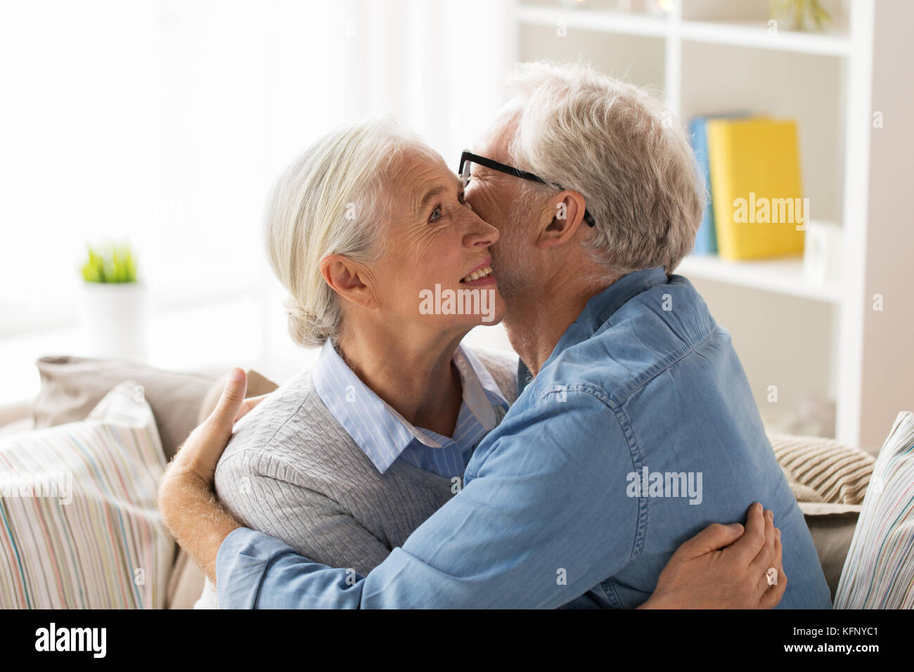 Felice coppia senior costeggiata a casa Foto Stock