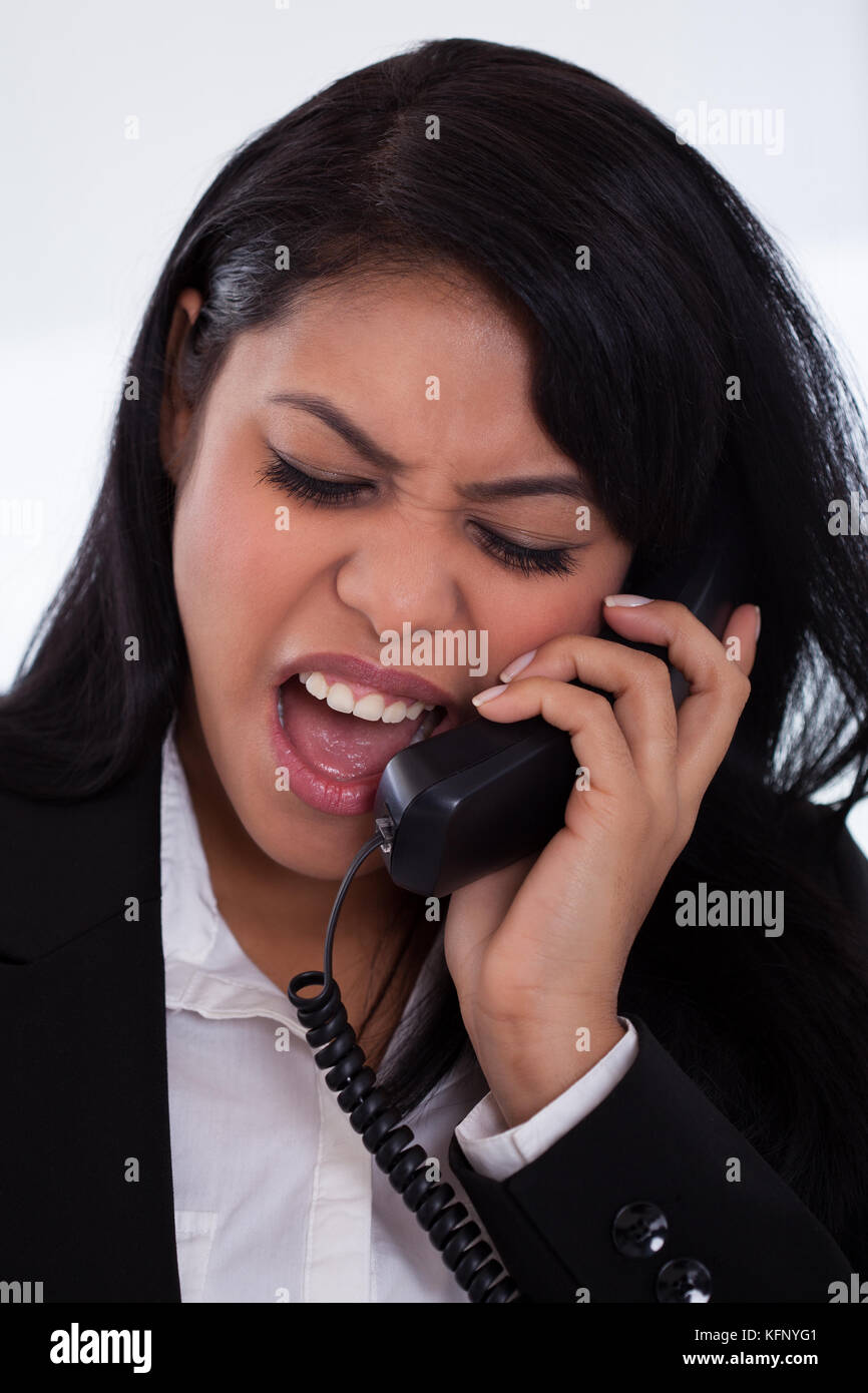 Ritratto di imprenditrice arrabbiato grida sul telefono Foto Stock