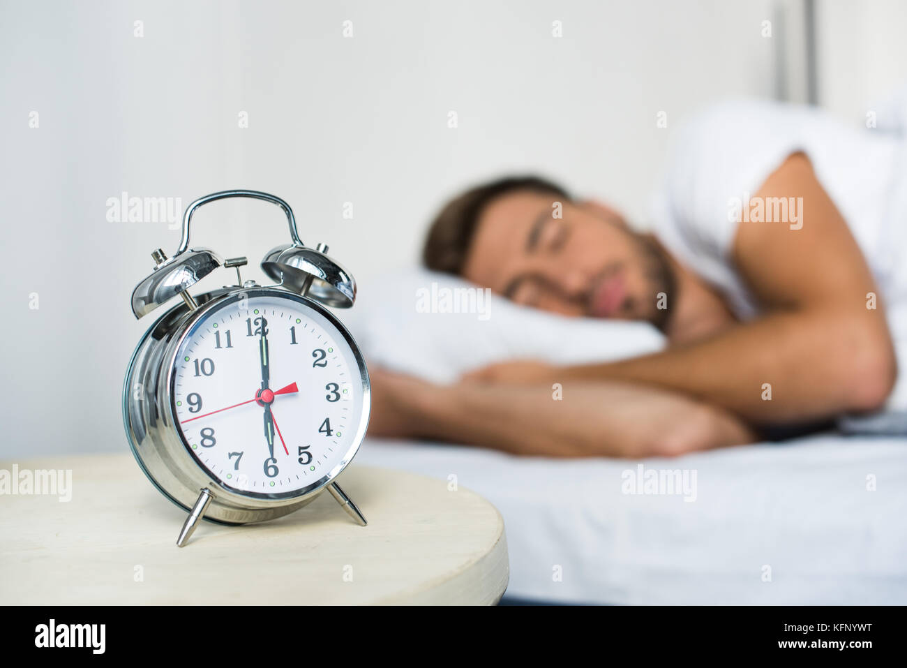 Sveglia sul comodino Foto Stock