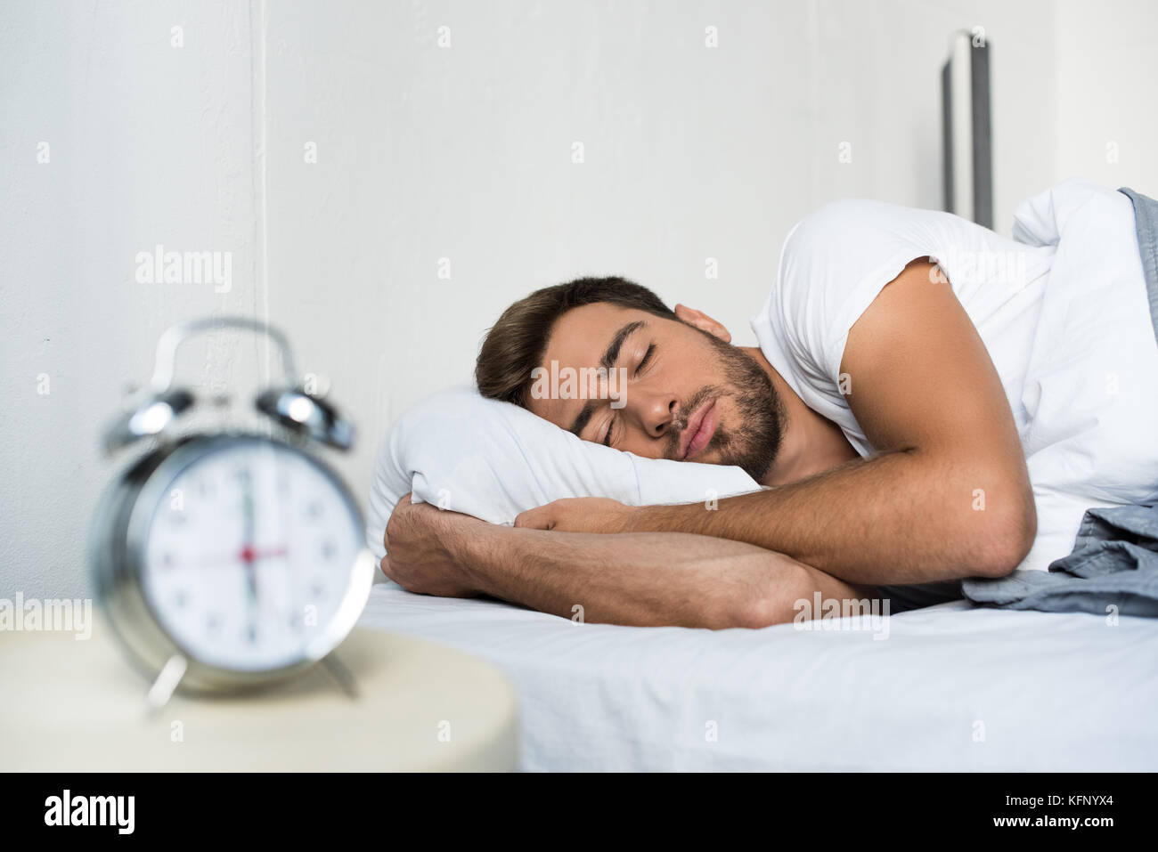 Uomo dorme nel letto Foto Stock