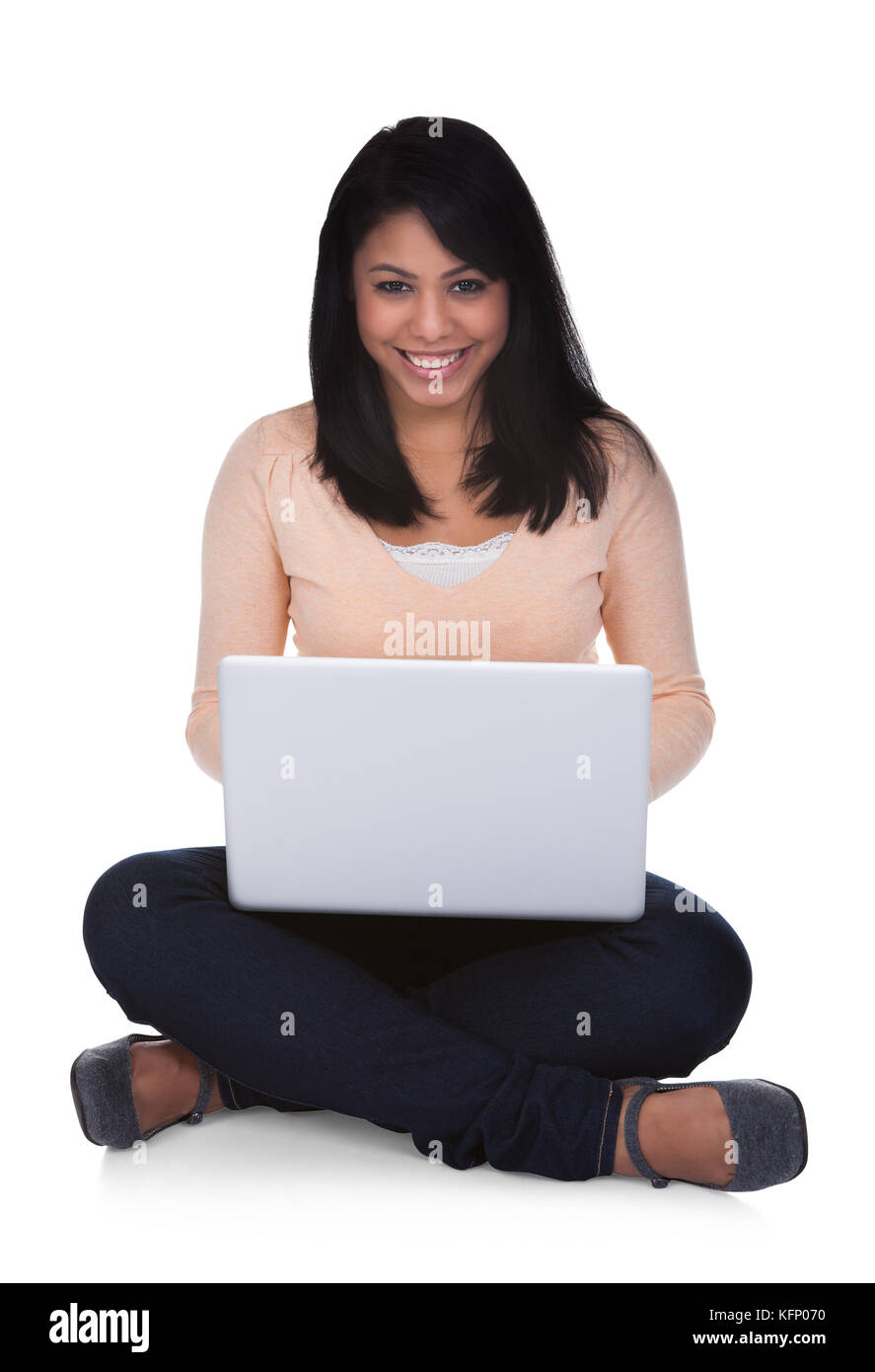 Ritratto di felice giovane donna con laptop su sfondo bianco Foto Stock