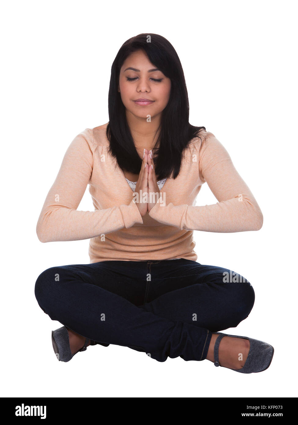 Giovane donna a praticare yoga su sfondo bianco Foto Stock