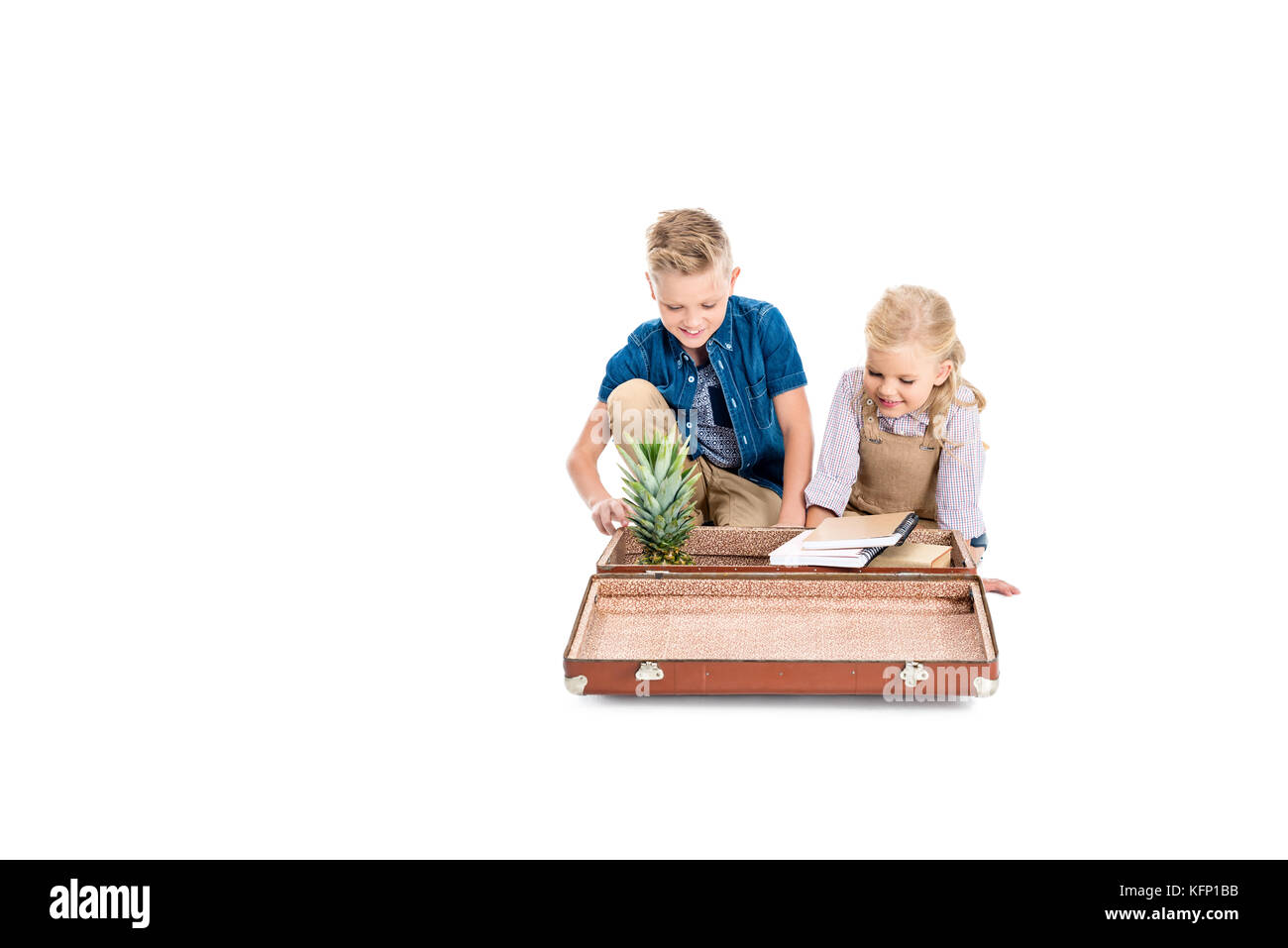 I bambini con ananas, libri e valigetta. Foto Stock