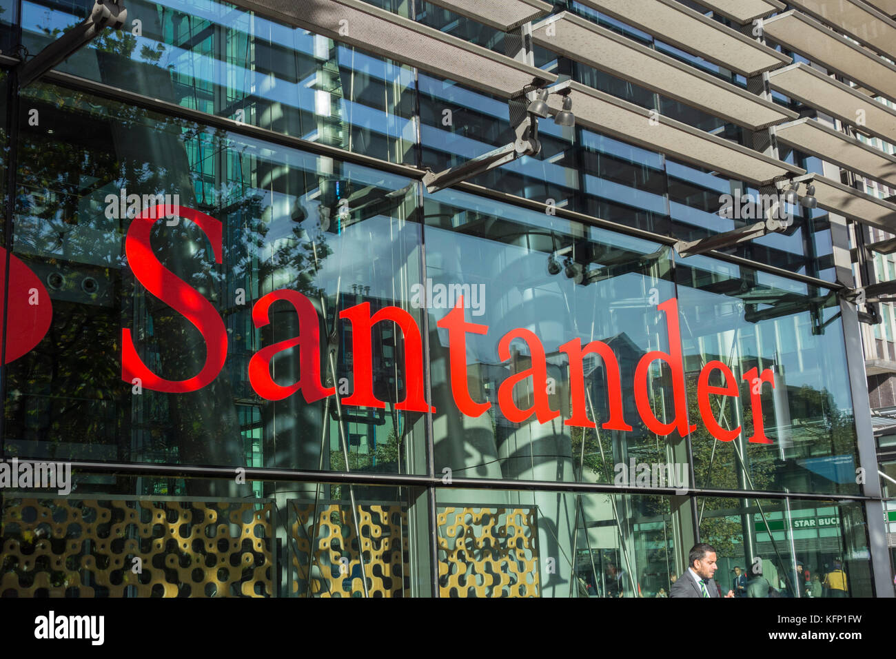 Primo piano del colorato cartello della Santander Bank, Triton Square, Regents Place, Camden, Londra, NW1, REGNO UNITO Foto Stock