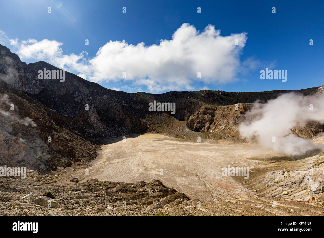 La caldera del monte egon con un piccolo lago di acido solforico e di gas provenienti dal di dentro il vulcano. Foto Stock