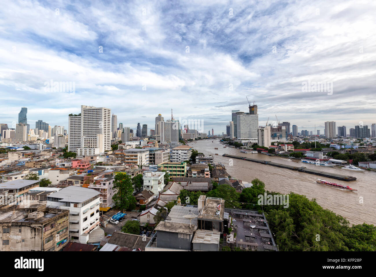 Barche sul Fiume Chao Phraya a Bangkok, in Thailandia. Foto Stock