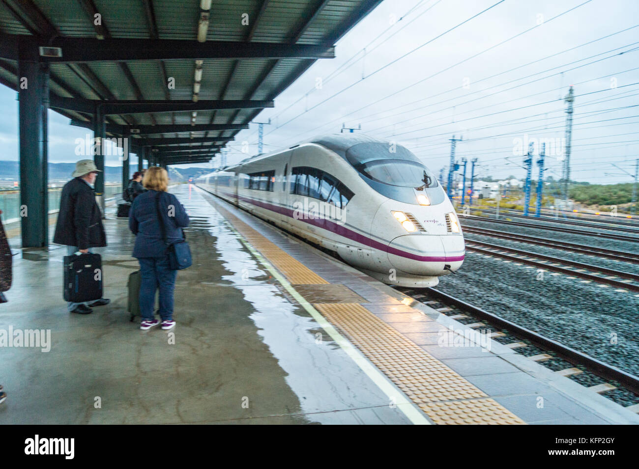 Lo spagnolo AVE treno ad alta velocità azionata da RENFE arrivando a Antequera-Santa Ana ADIF stazione, da L35 Architetti, 2006, Andalusia, Spagna Foto Stock