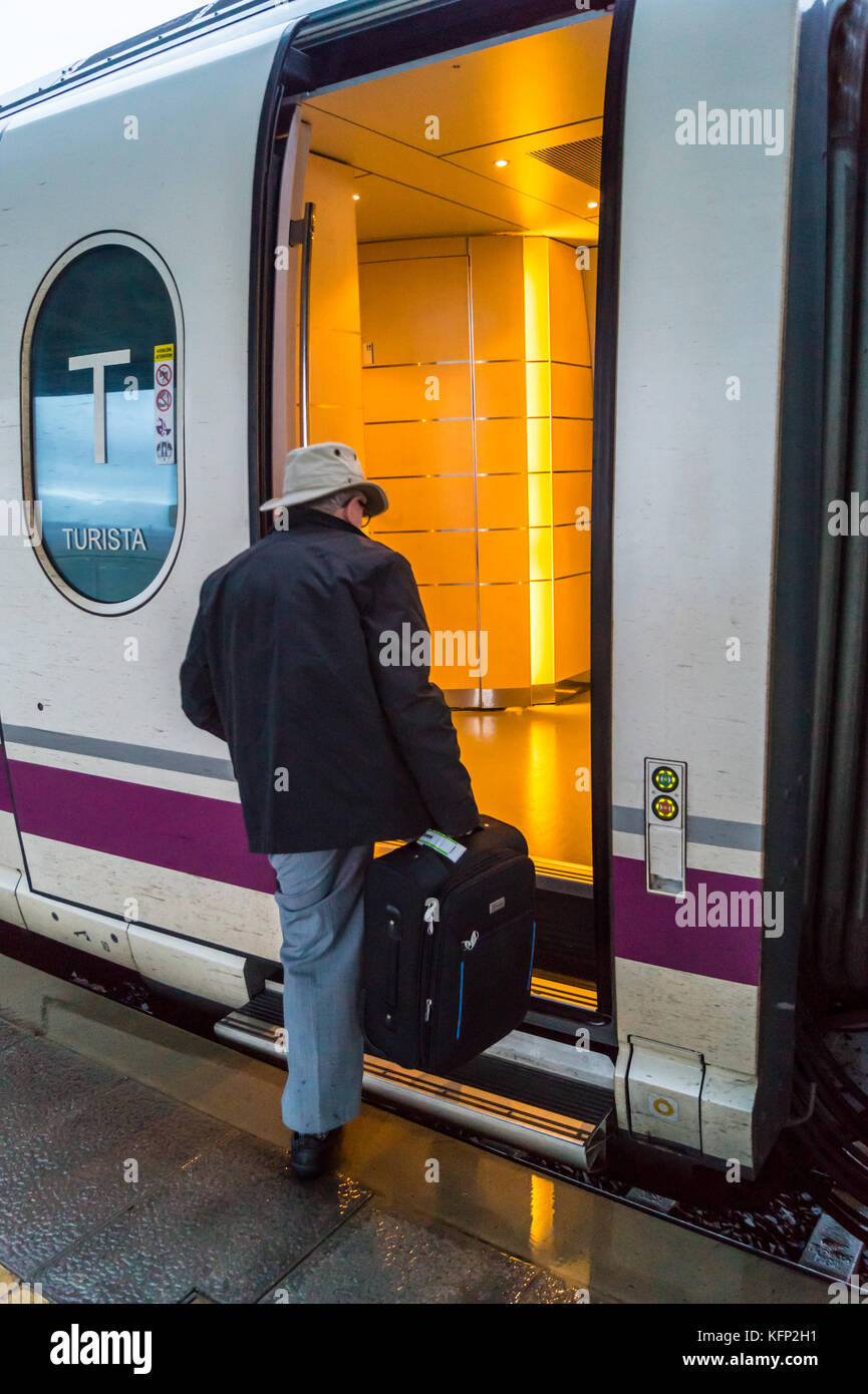 Un passeggero maschio con la valigia di imbarco AVE spagnola con il treno ad alta velocità azionata da RENFE, Antequera-Santa Ana ADIF stazione, Andalusia, Spagna Foto Stock