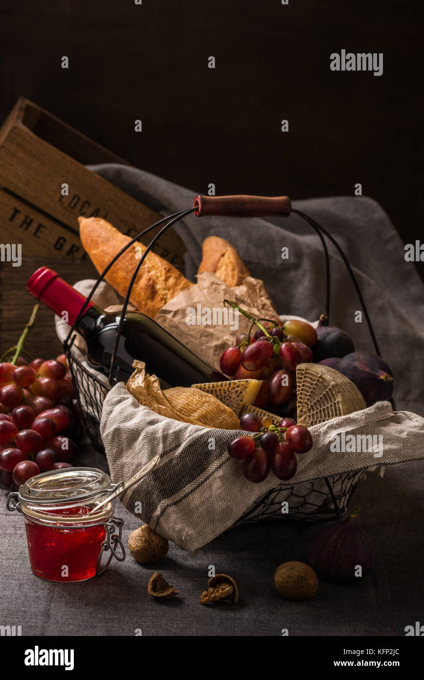 Cesto per pic-nic con formaggio, frutta, pane e vino Foto Stock