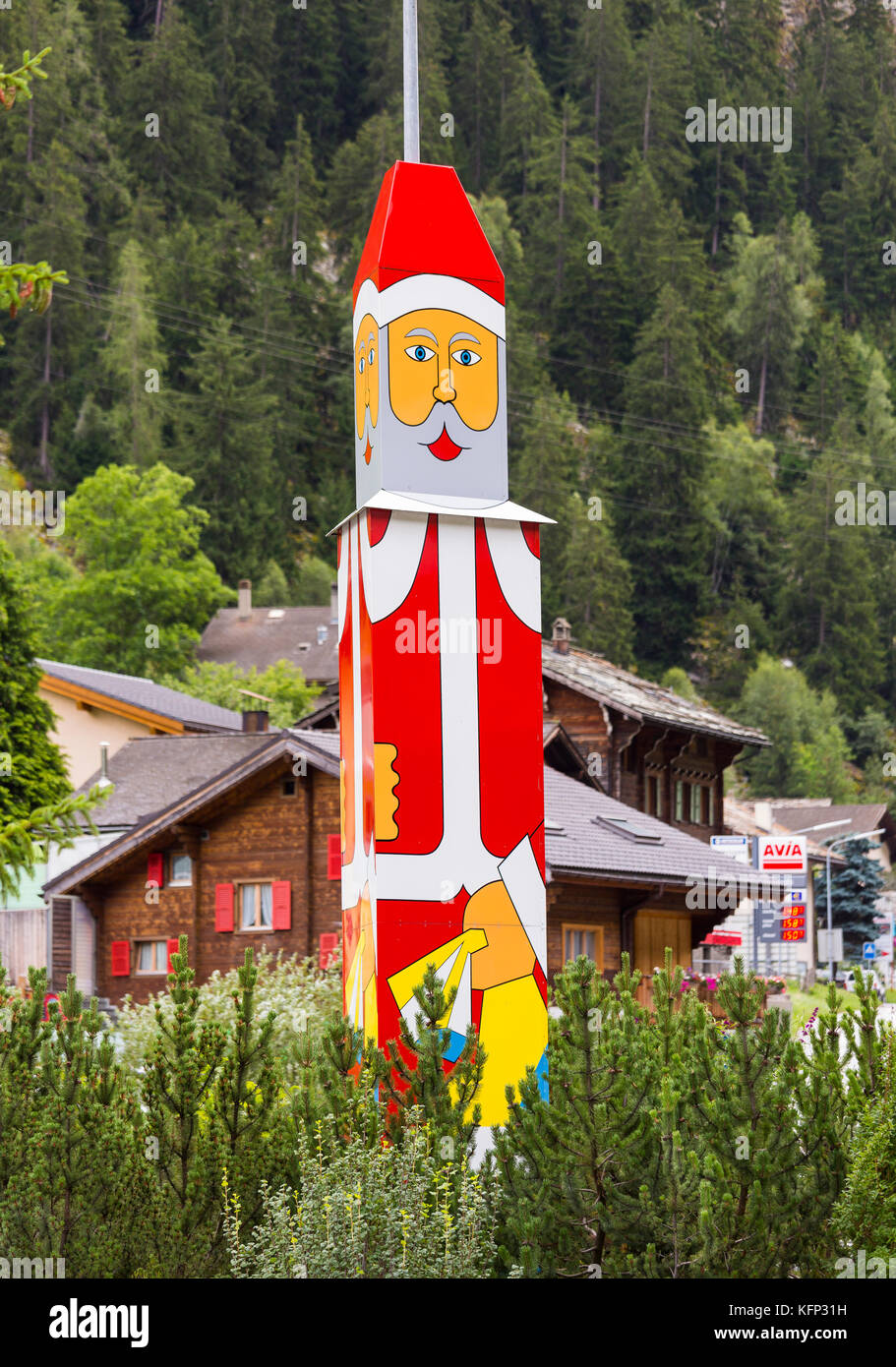 ST. NIKLAUS, SVIZZERA - San Nicola Babbo Natale segno di Natale in città svizzera. Foto Stock