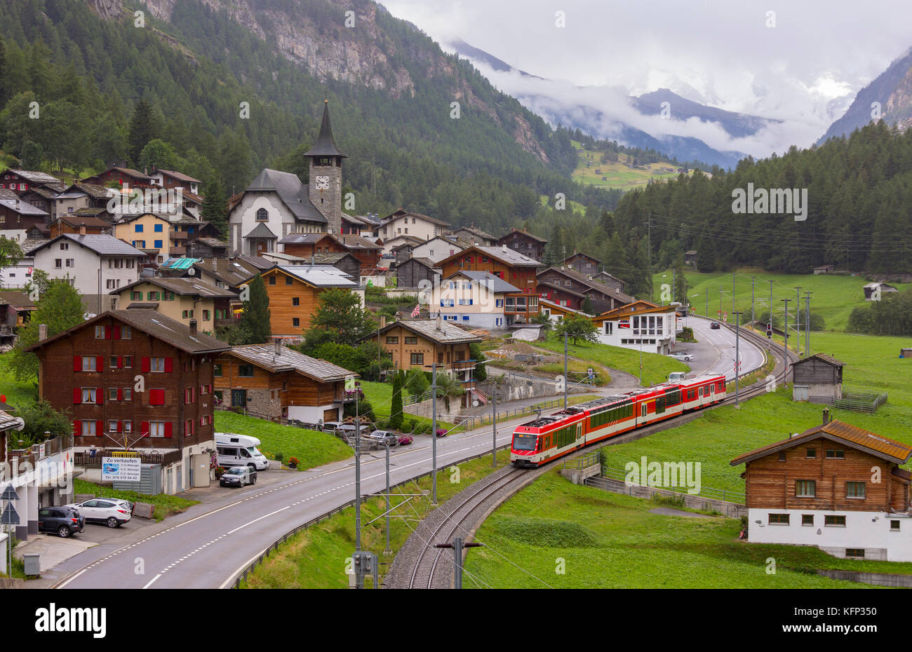 Herbriggen, Svizzera - ferrovia treno passa dal villaggio. Foto Stock
