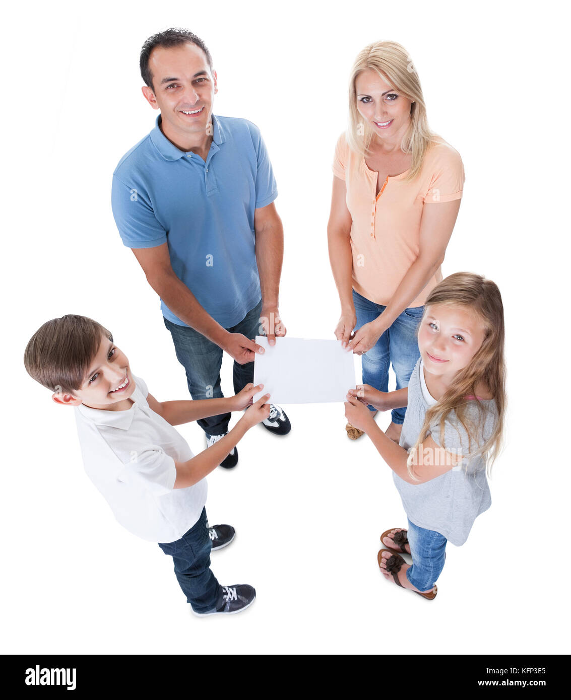 Vista in elevazione di una famiglia con due bambini azienda carta bianca isolata su sfondo bianco Foto Stock