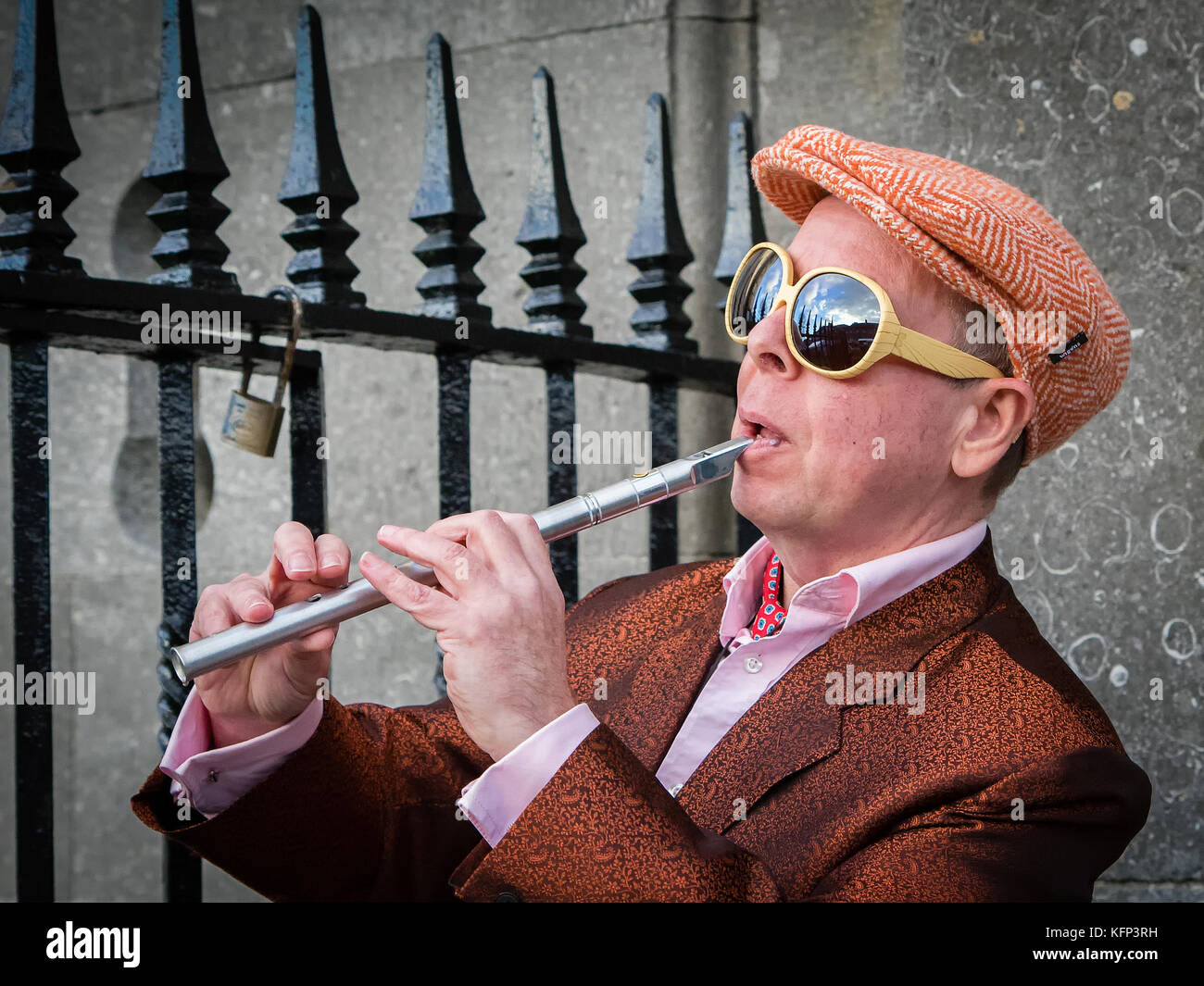 Tin whistle street performer intrattiene i locali durante assaporare kilkenny food festival, kilkenny, Irlanda il 27 e 28 ottobre 2017 Foto Stock