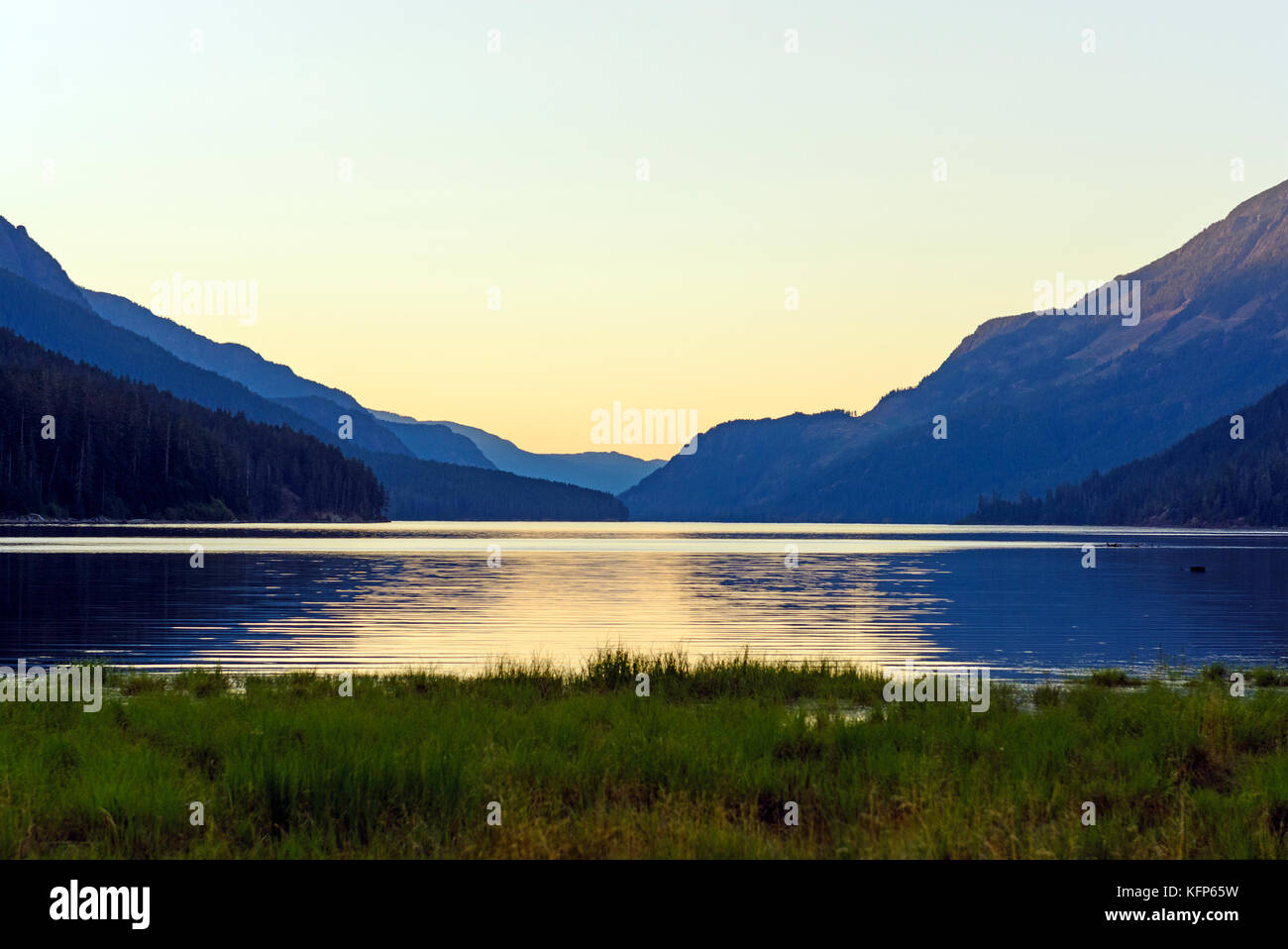 Crepuscolo sul lago buttle in strathcona provincial park Foto Stock