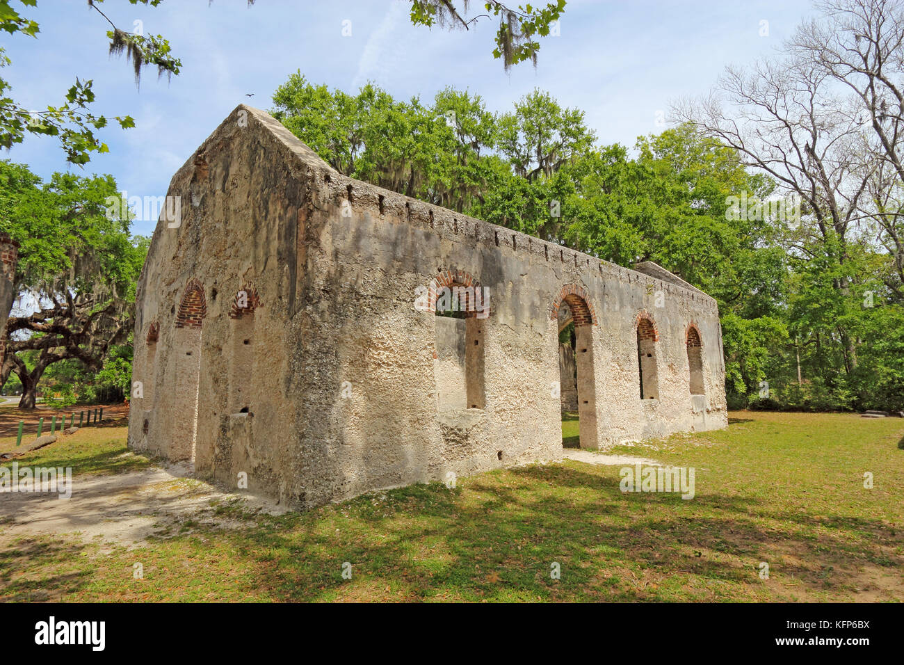 Parete tabby rovine della cappella della facilità da saint helenas chiesa episcopale su Saint Helena island nella contea di beaufort, Carolina del Sud Foto Stock