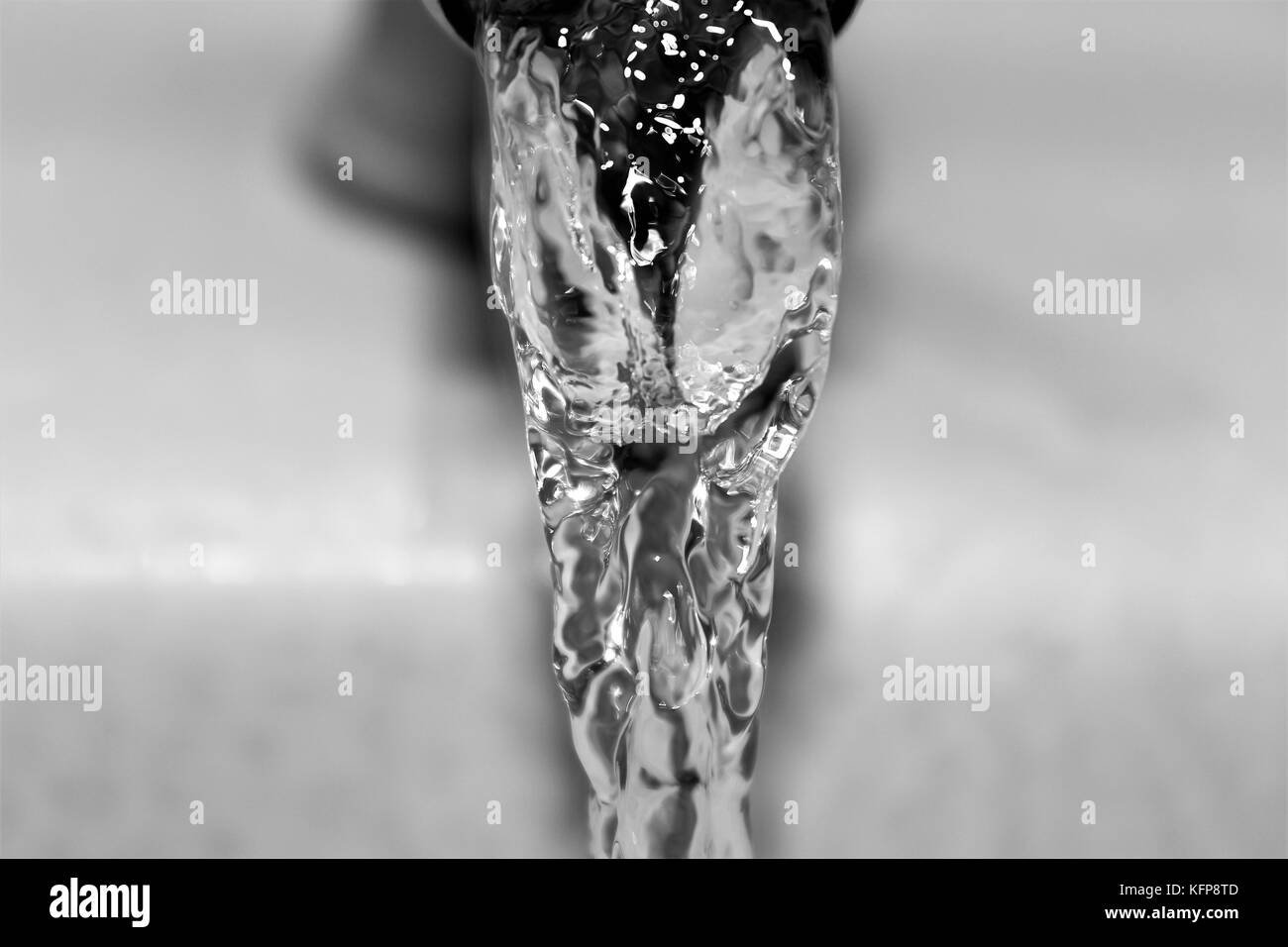 Crystal clear caduta in acqua Foto Stock