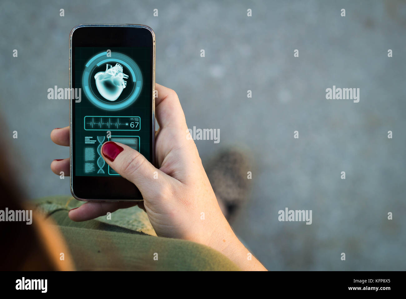 Vista superiore della donna a piedi in strada controllando la salute app sul suo telefono cellulare con copia spazio. Tutti i grafici dello schermo sono costituiti. Foto Stock