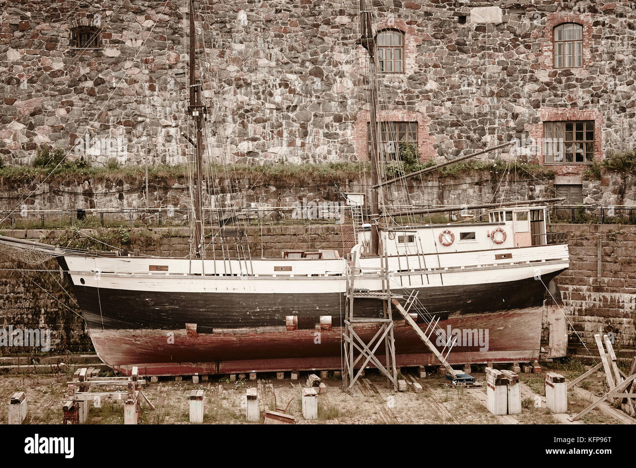 Vecchio arrugginito Cantiere abbandonato con barca a vela. industria nautica decadimento. Foto Stock
