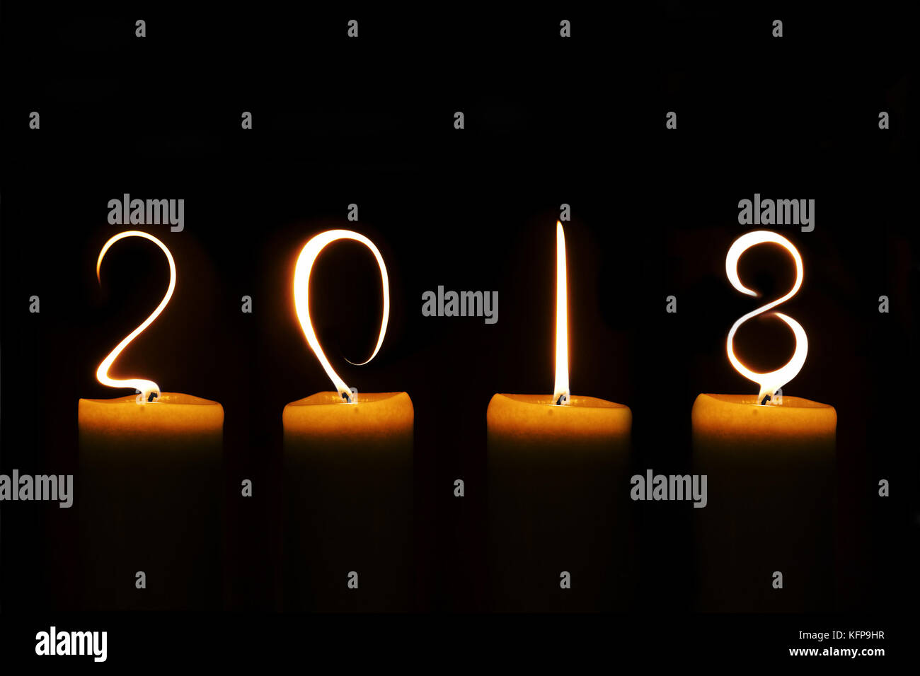 2018 scritto con candela le fiamme su sfondo nero Foto Stock