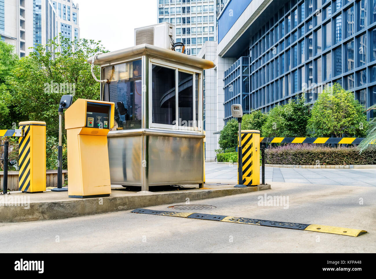 Sollevamento del braccio barriera di accesso al parcheggio auto Foto Stock