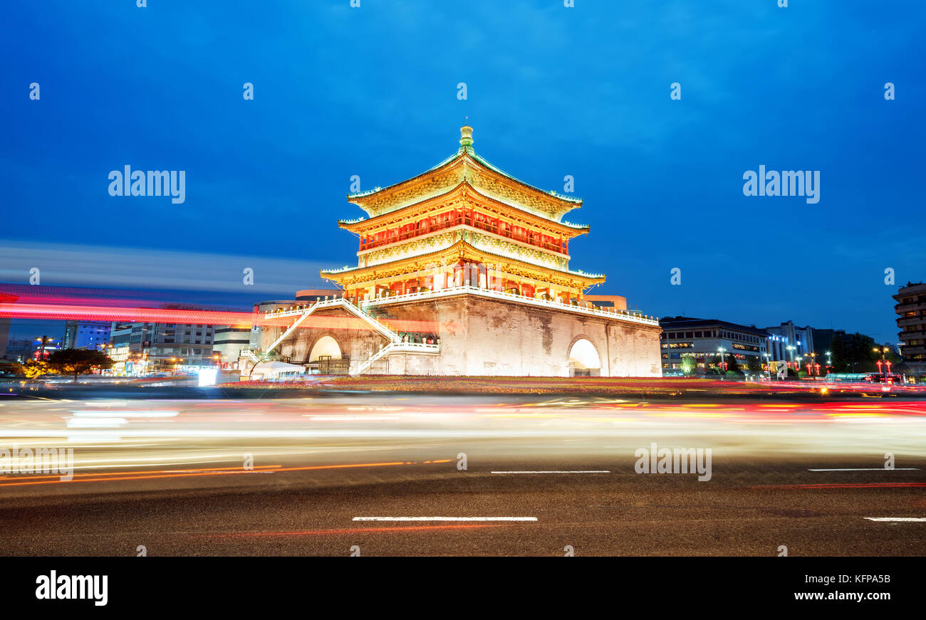 Xi'an , il punto di partenza dell'antica via della seta, bella torre campanaria di notte, Cina Foto Stock