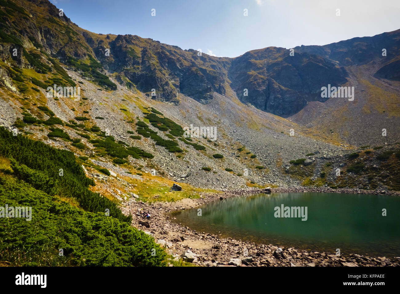 Paesaggio di montagna a mija lago glaciale nei Carpazi, Romania, europa Foto Stock