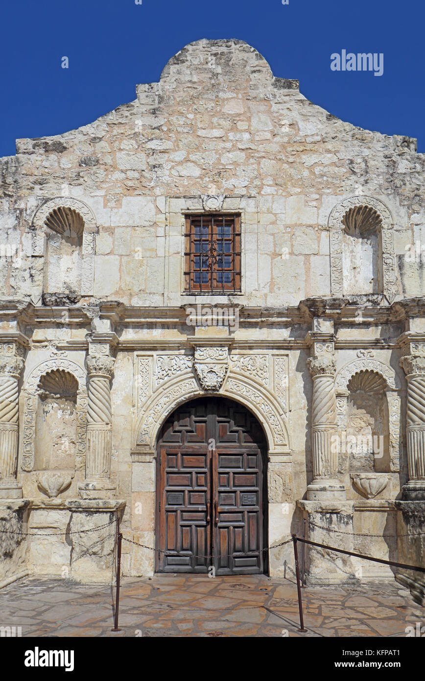 Primo piano della parte anteriore ingresso alla cappella della missione di alamo contro un luminoso cielo blu nel centro cittadino di San Antonio, Texas Foto Stock